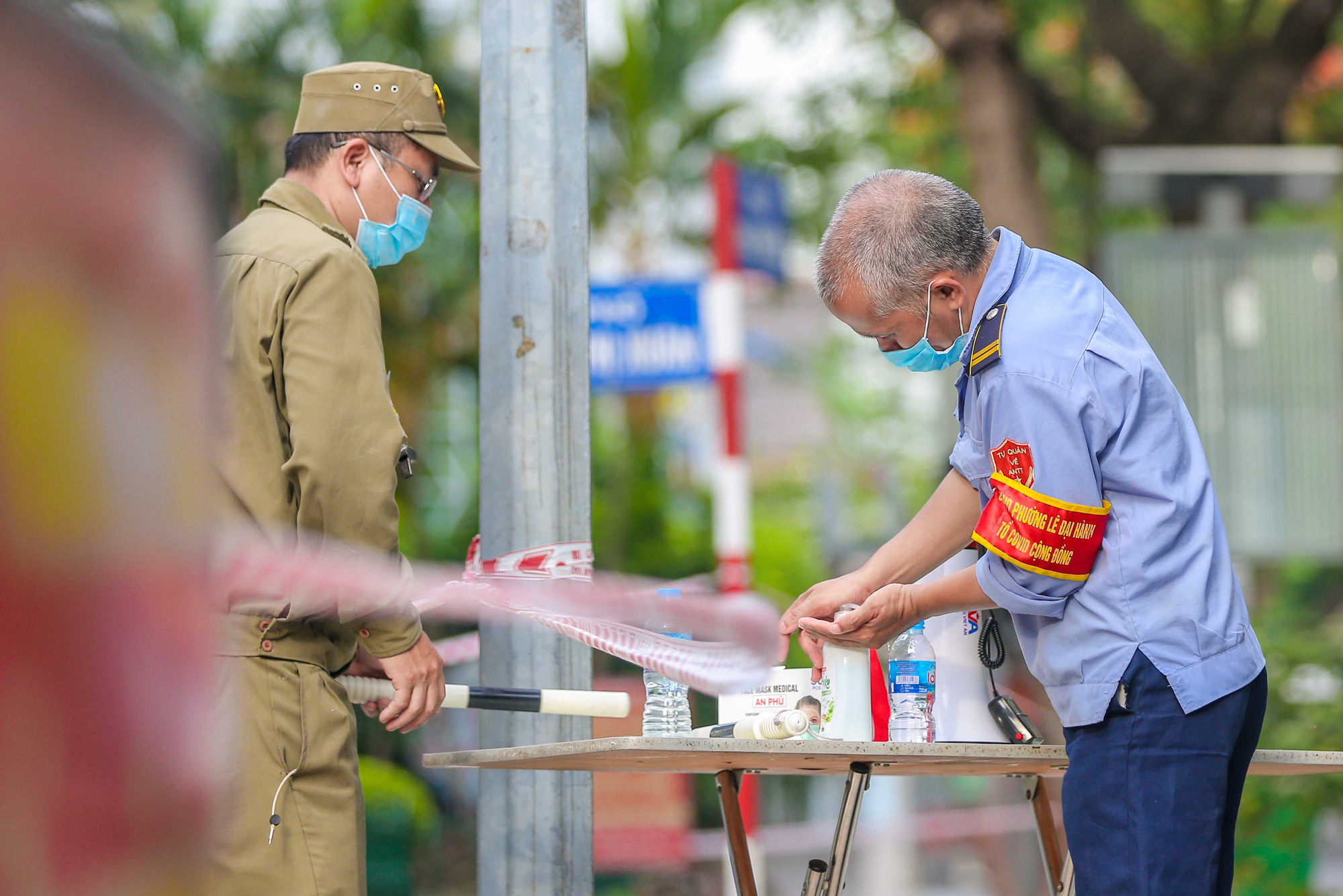 Tạm phong toả 1 trung tâm thương mại ở phố Bà Triệu liên quan ca nhiễm SARS-CoV-2 - Ảnh 12.