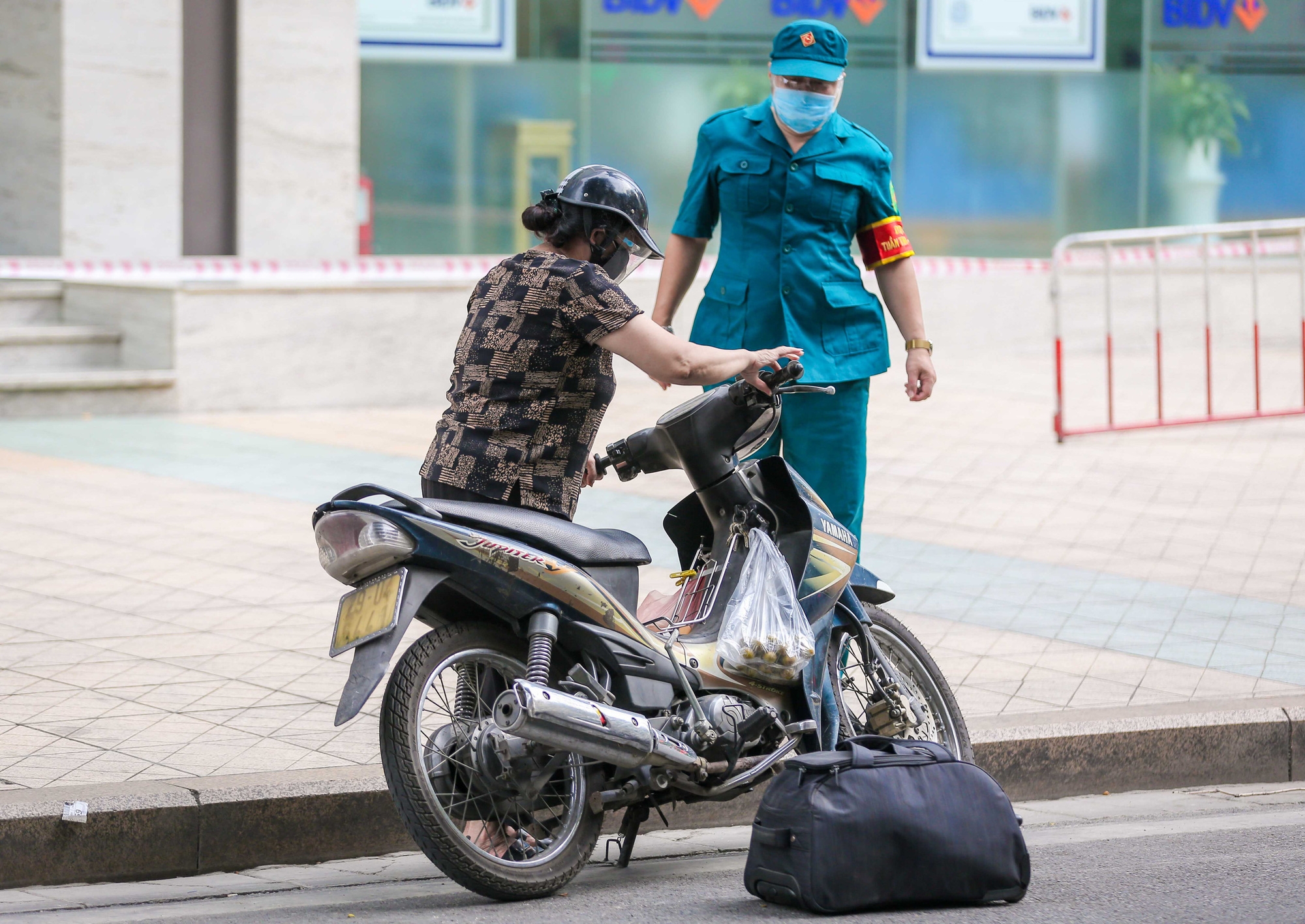 Tạm phong toả 1 trung tâm thương mại ở phố Bà Triệu liên quan ca nhiễm SARS-CoV-2 - Ảnh 8.