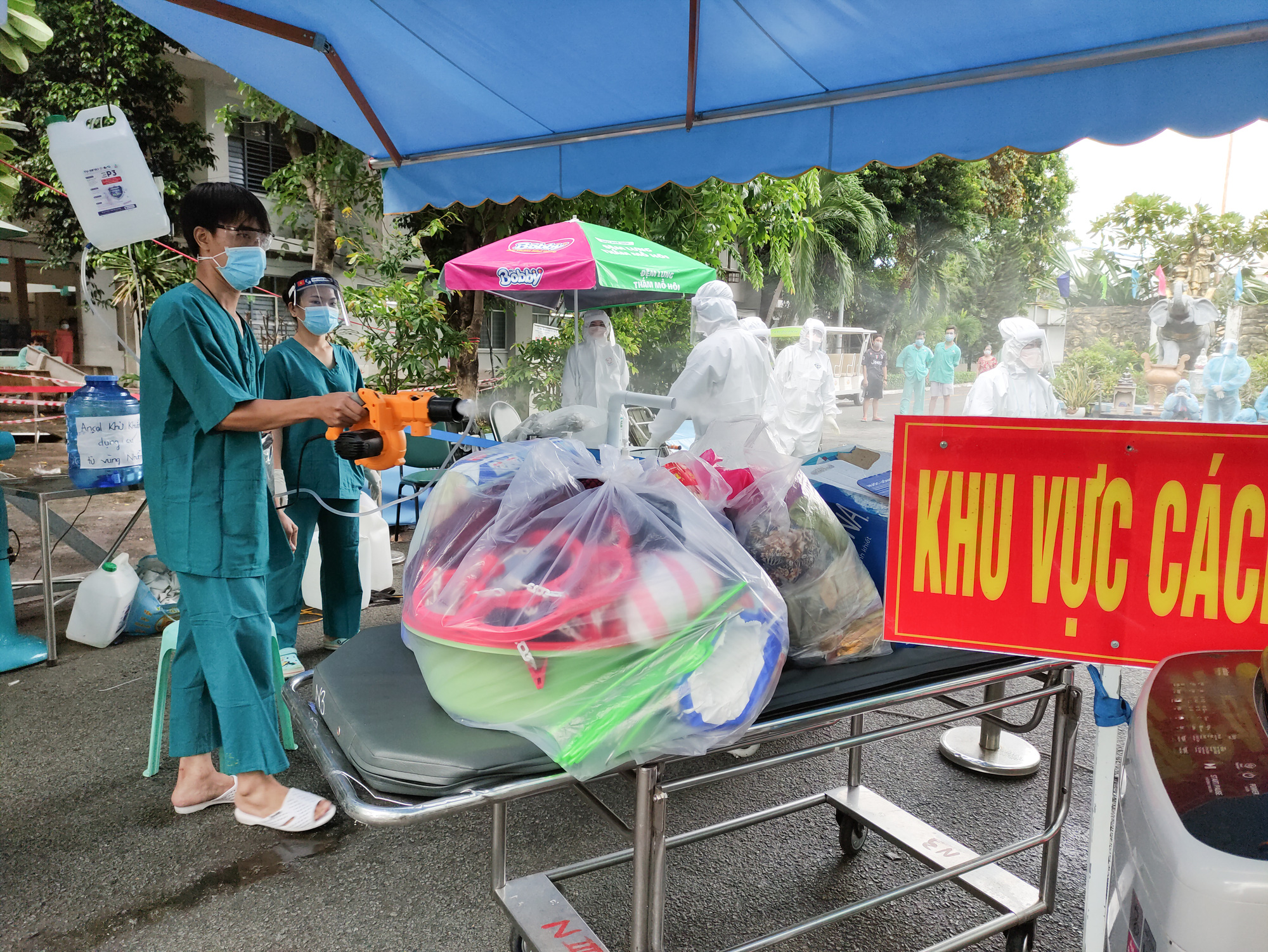 VÀO ĐIỂM NÓNG COVID-19 (*): Tình người nơi điều trị F0 nặng - Ảnh 1.