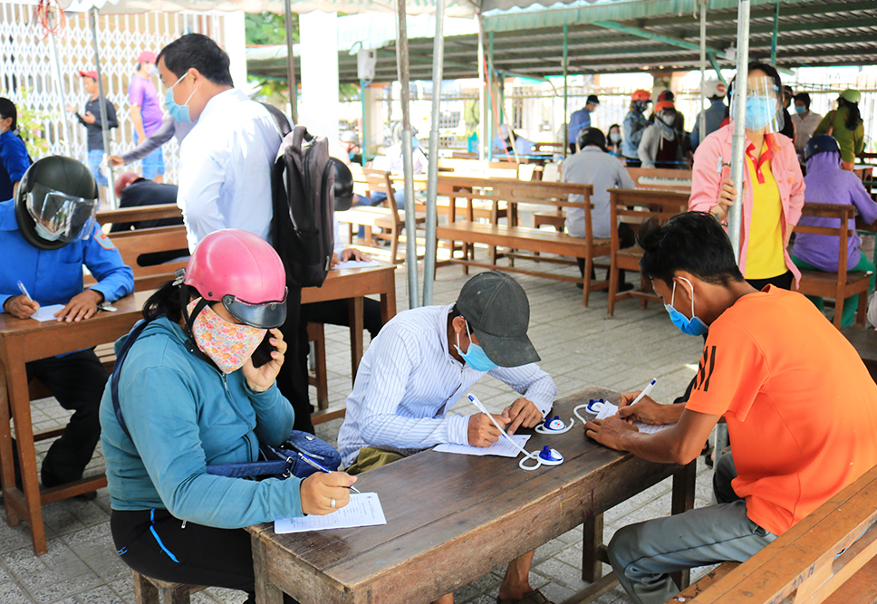 4 tỉnh cần tranh thủ "thời gian vàng" giãn cách để dập dịch Covid-19