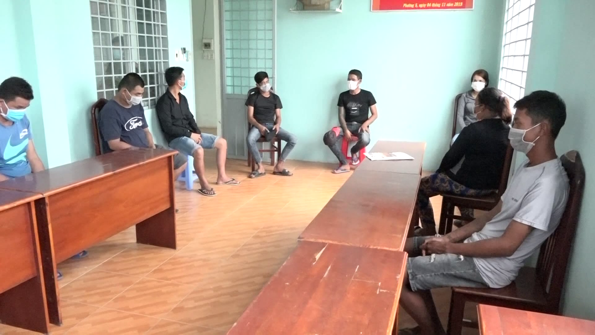 Tụ tập nhậu nhẹt, đỏ đen vẫn diễn ra trong lúc giãn cách xã hội - Ảnh 1.