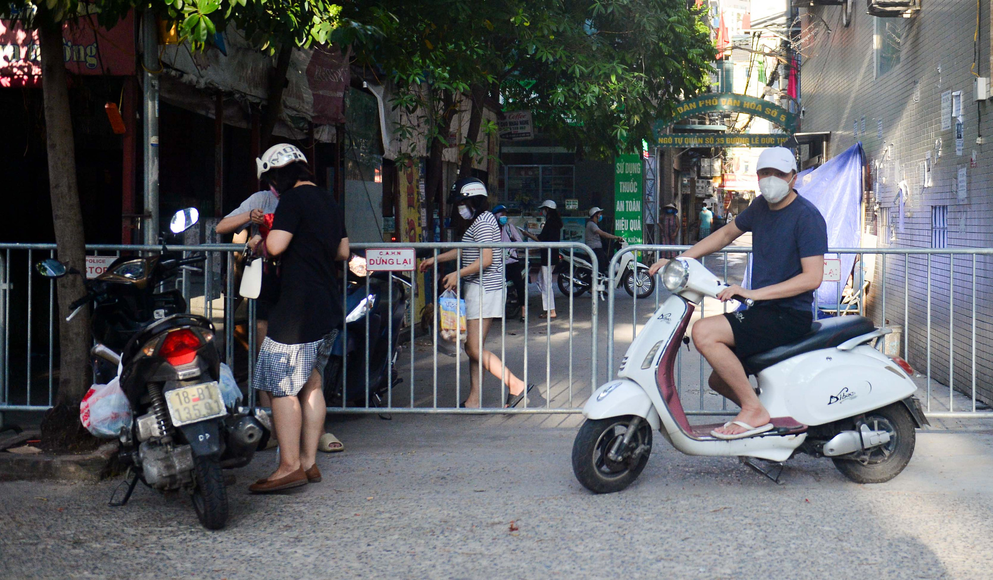 Lập nhiều chốt chống dịch Covid-19, kiểm soát việc ra đường không cần thiết - Ảnh 18.
