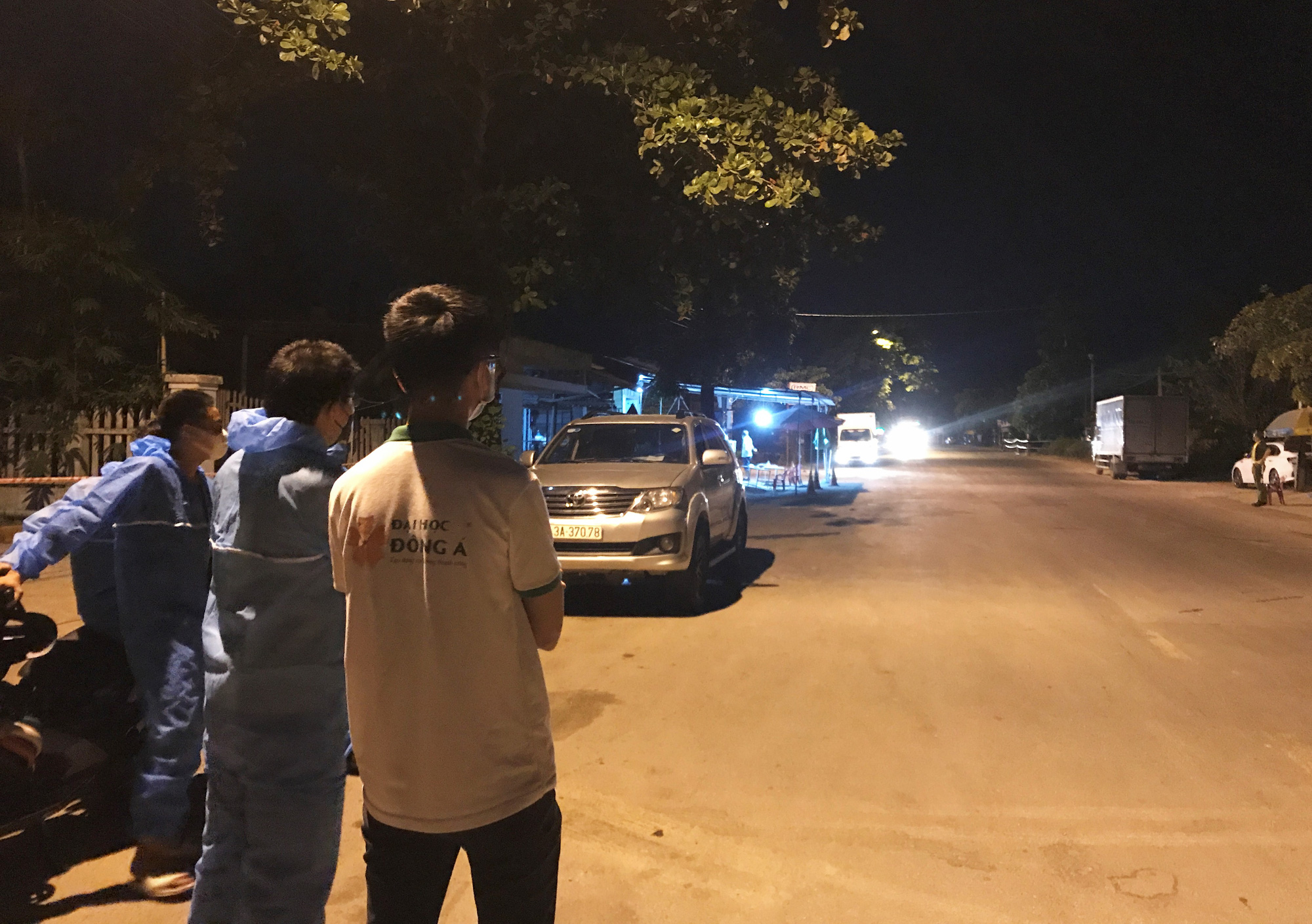 Clip: Xuyên đêm sửa xe miễn phí cho đoàn người từ miền Nam về quê bằng xe máy - Ảnh 5.