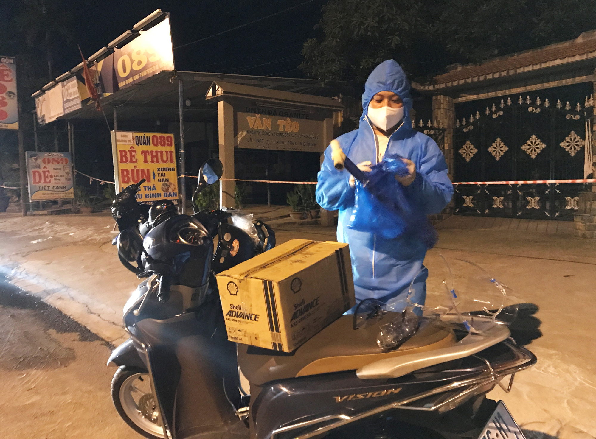 Clip: Xuyên đêm sửa xe miễn phí cho đoàn người từ miền Nam về quê bằng xe máy - Ảnh 3.