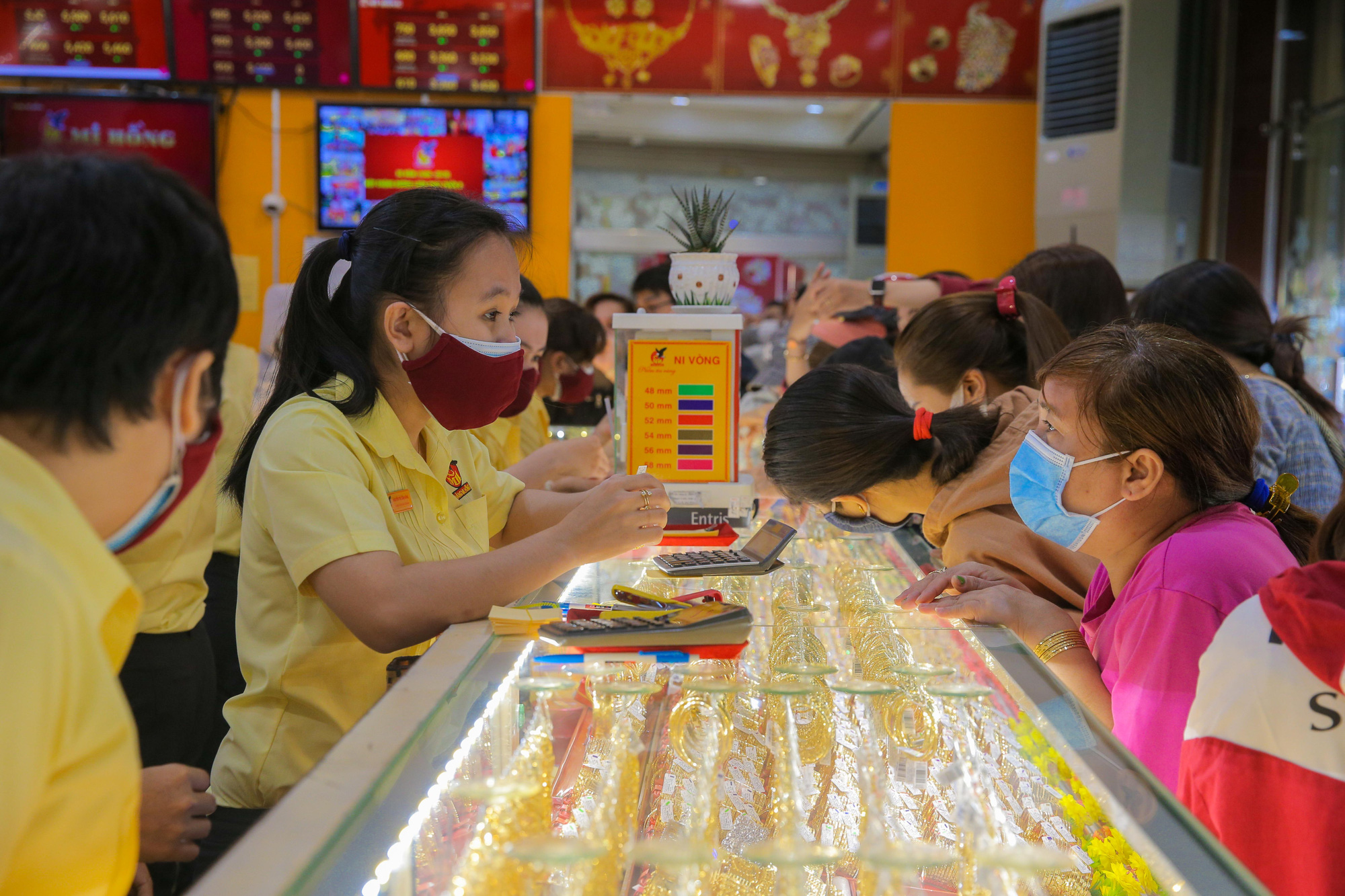 Gi&aacute; v&agrave;ng h&ocirc;m nay 28-7: &ldquo;Bất động&rdquo; chờ Mỹ c&ocirc;ng bố ch&iacute;nh s&aacute;ch tiền tệ - Ảnh 1.