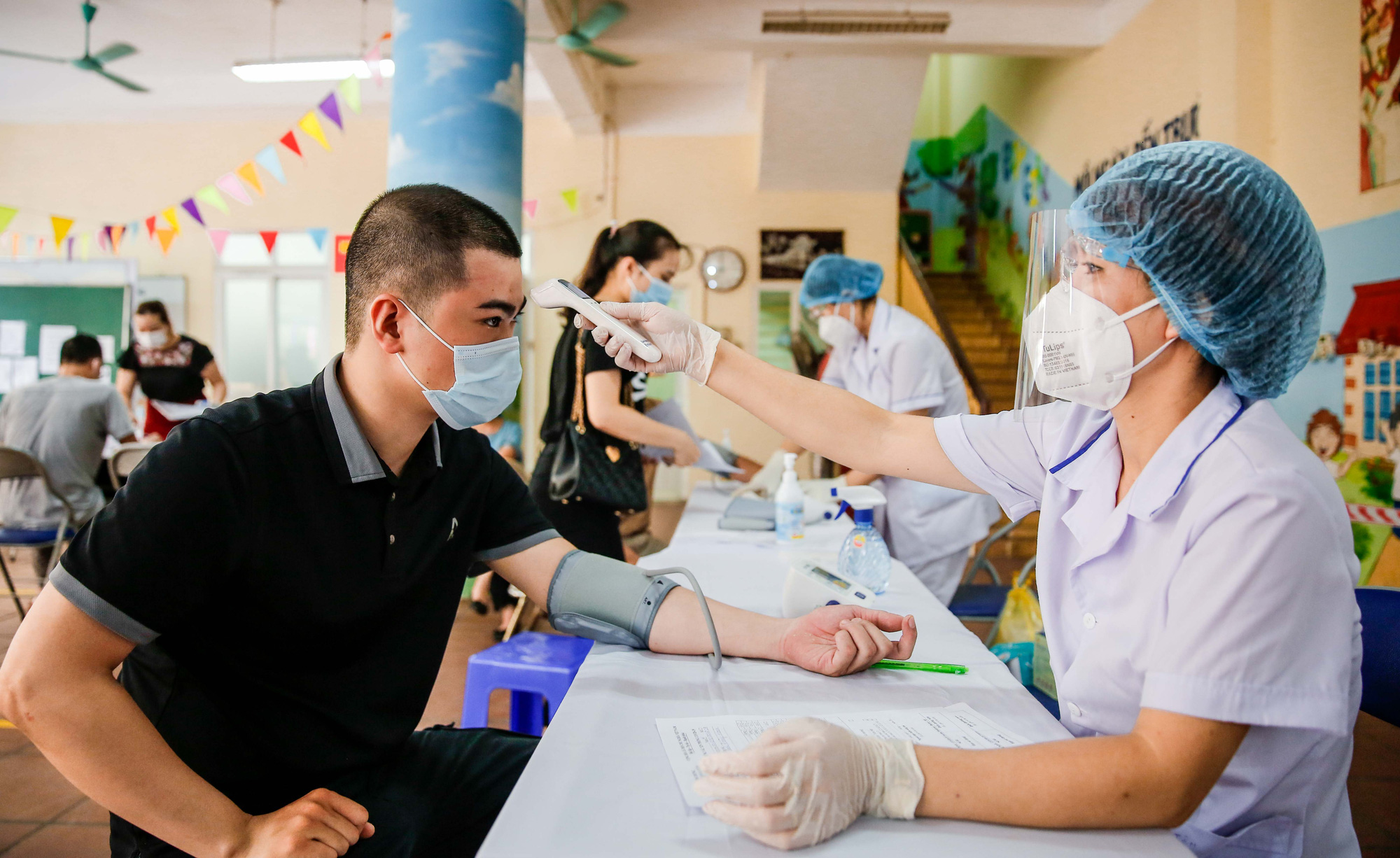 CLIP: H&agrave; Nội bắt đầu ti&ecirc;m vắc-xin Covid-19 diện rộng cho người d&acirc;n - Ảnh 3.