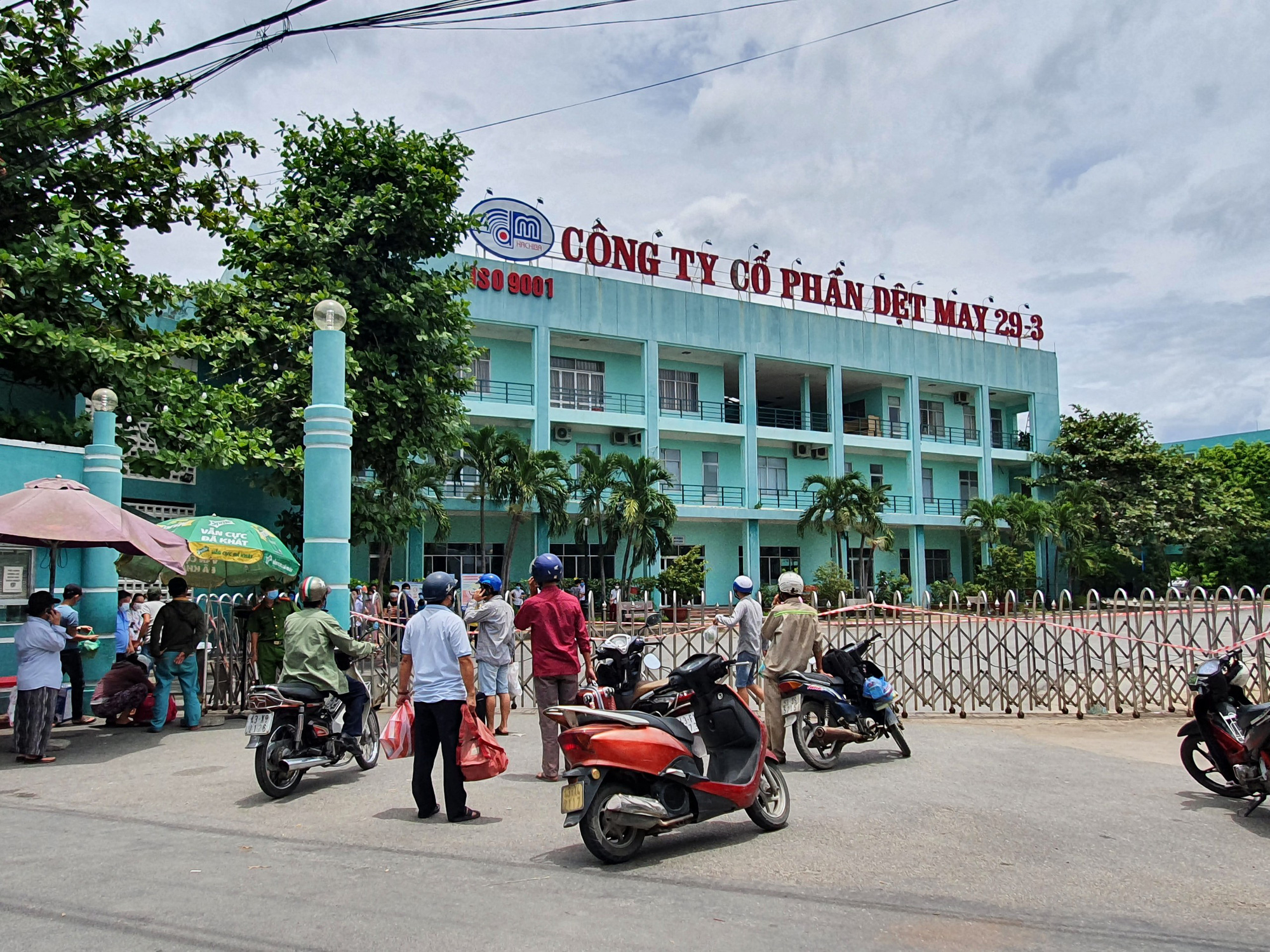 Cảm động những món quà quê của công nhân gửi công ty “3 tại chỗ” - Ảnh 6.