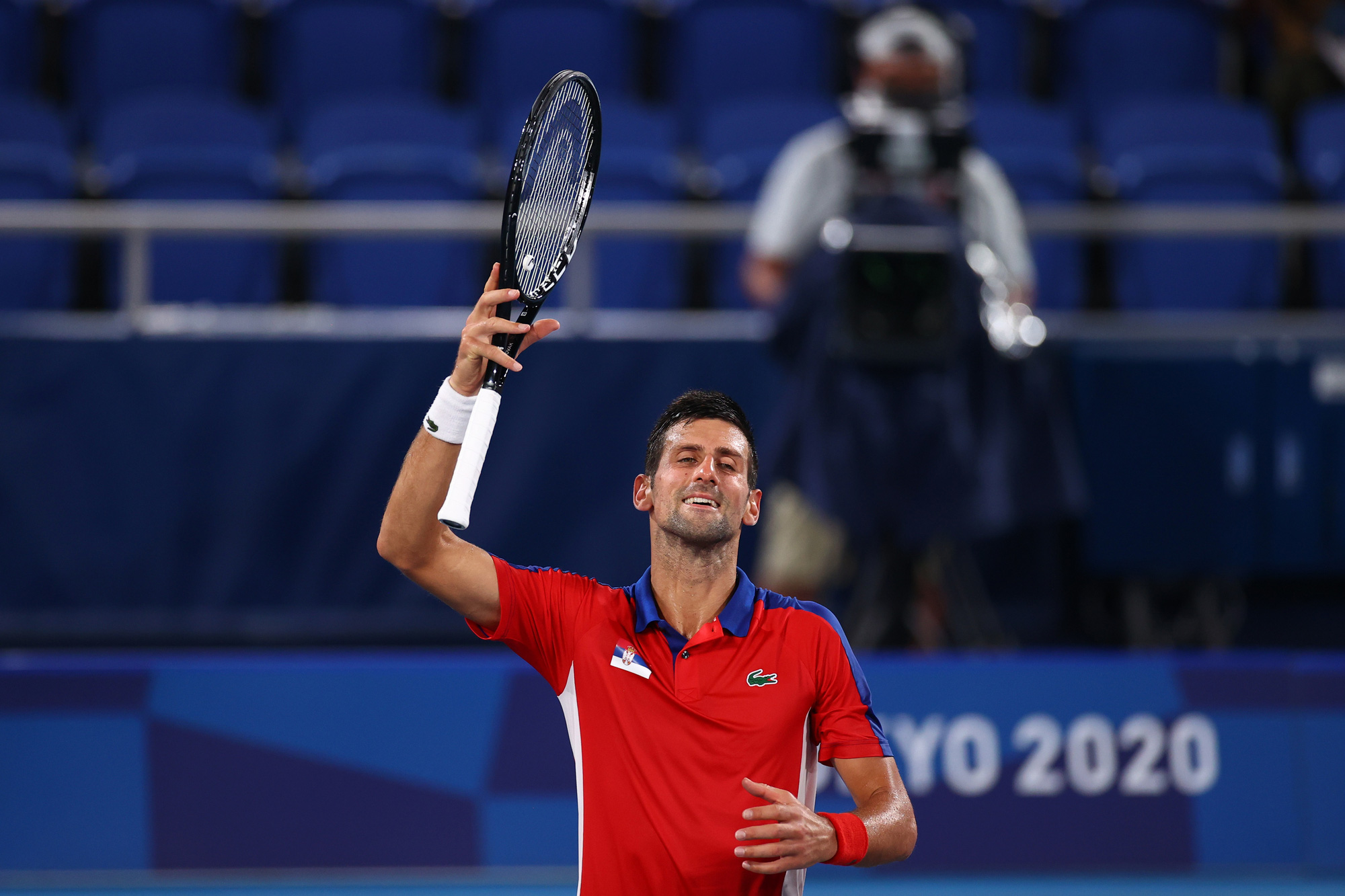 Olympic Tokyo 2020: Hạ tay vợt nước chủ nh&agrave;, Djokovic tiến gần đến danh hiệu Golden Slam - Ảnh 6.
