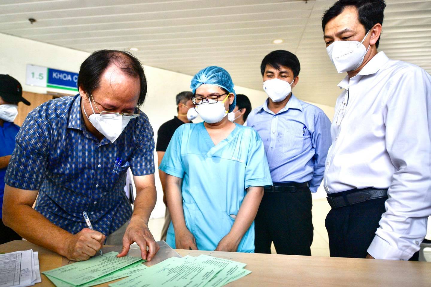 Mở "tháp 5 tầng", bảo toàn tính mạng F0