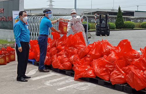 Hà Nội: "Xe buýt siêu thị 0 đồng’’ san sẻ khó khăn với công nhân