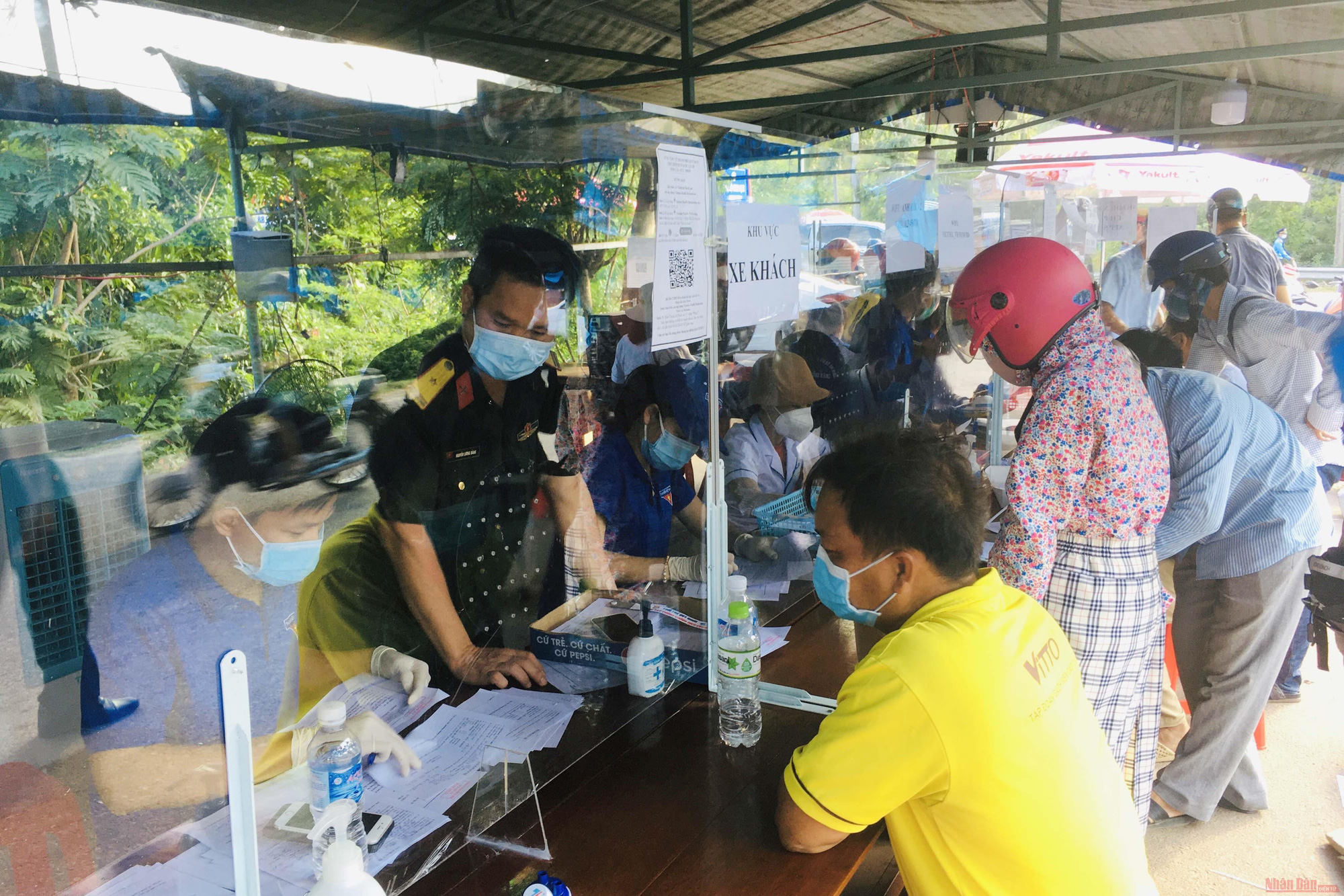 Bình Định thông báo khẩn tìm người liên quan 3 trường hợp dương tính SARS-CoV-2 ở Quy Nhơn - Ảnh 1.