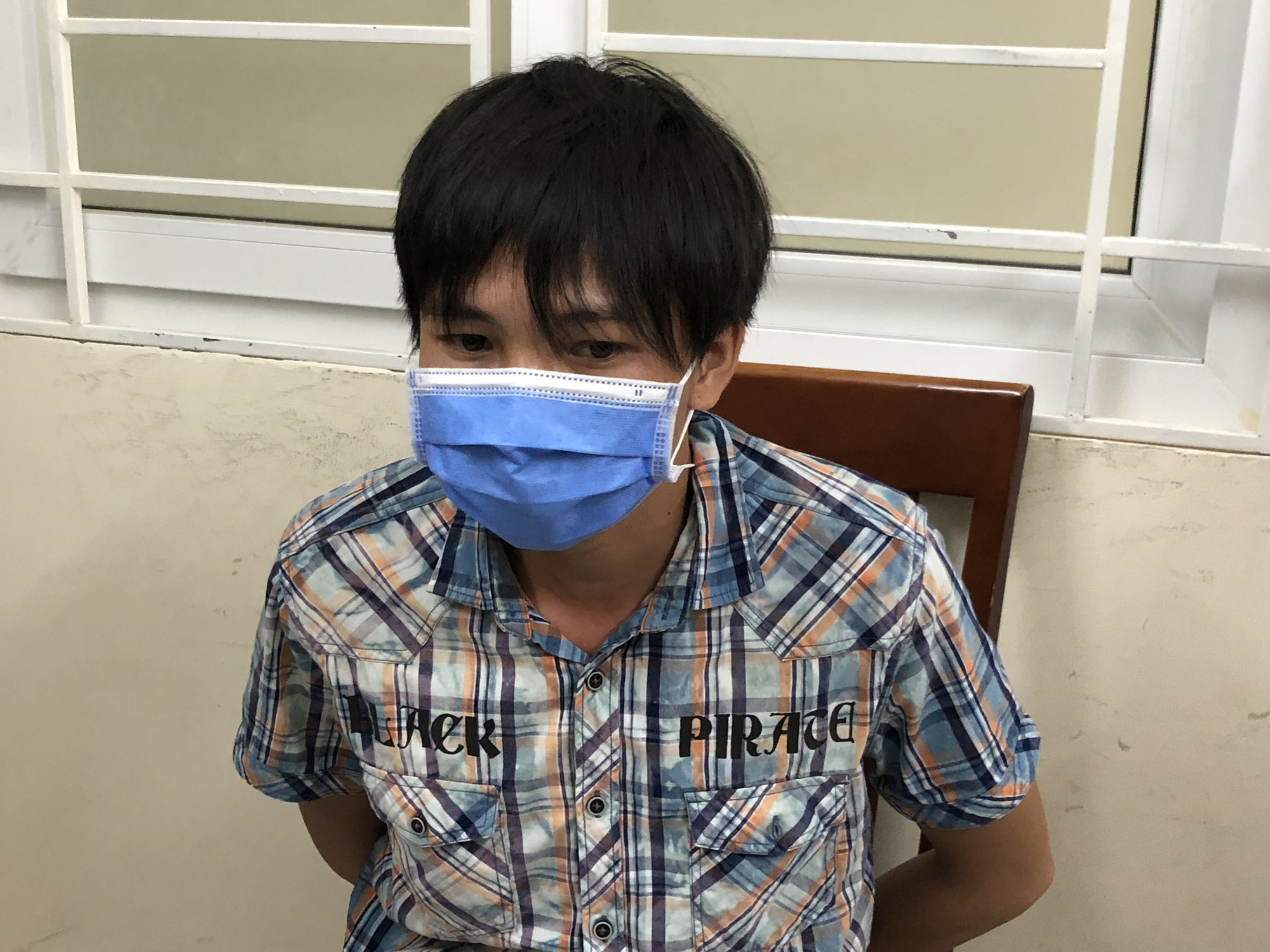 Trinh s&aacute;t lật tẩy thanh ni&ecirc;n chở th&ugrave;ng xốp chứa 6 keo kh&ocirc; g&agrave; - Ảnh 1.