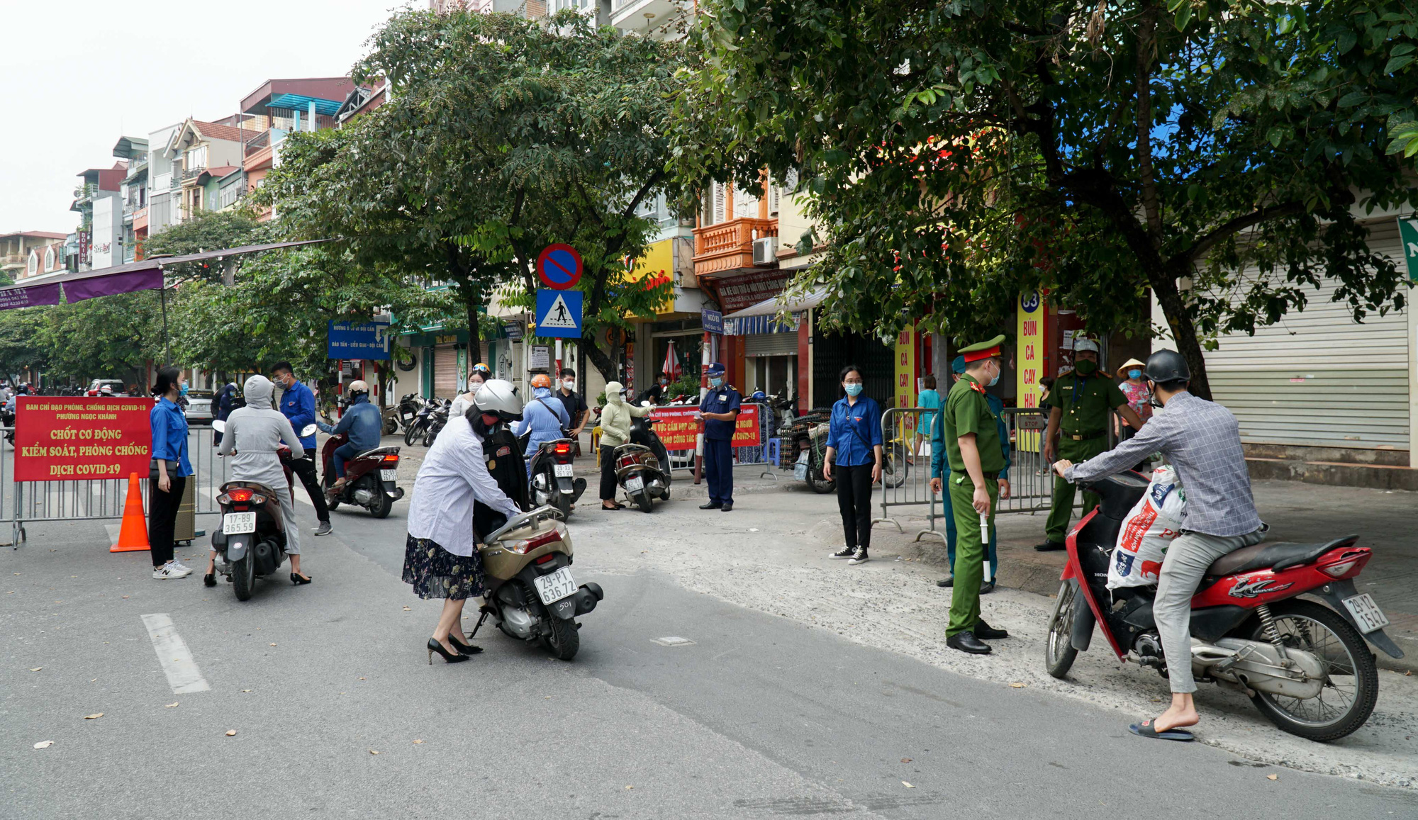 Hai c&ocirc; g&aacute;i bị phạt 4 triệu đồng v&igrave; l&yacute; do ra ngo&agrave;i mua điện thoại - Ảnh 1.