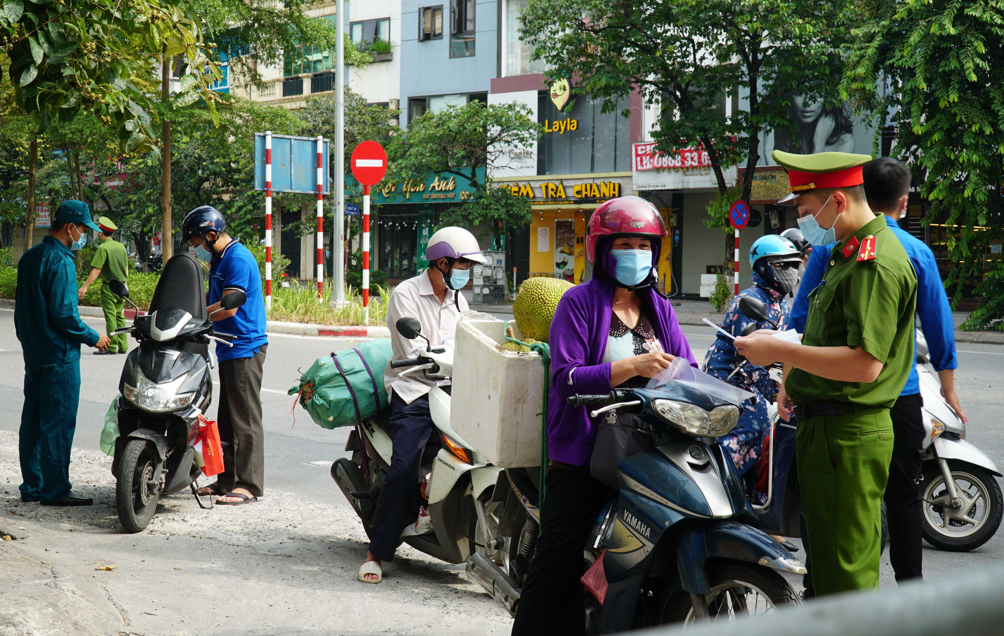 Hai c&ocirc; g&aacute;i bị phạt 4 triệu đồng v&igrave; l&yacute; do ra ngo&agrave;i mua điện thoại - Ảnh 4.
