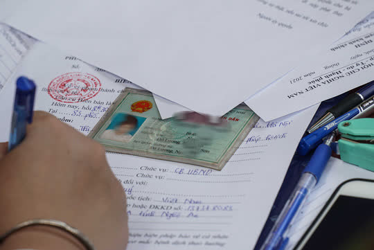 Hai c&ocirc; g&aacute;i bị phạt 4 triệu đồng v&igrave; l&yacute; do ra ngo&agrave;i mua điện thoại - Ảnh 9.