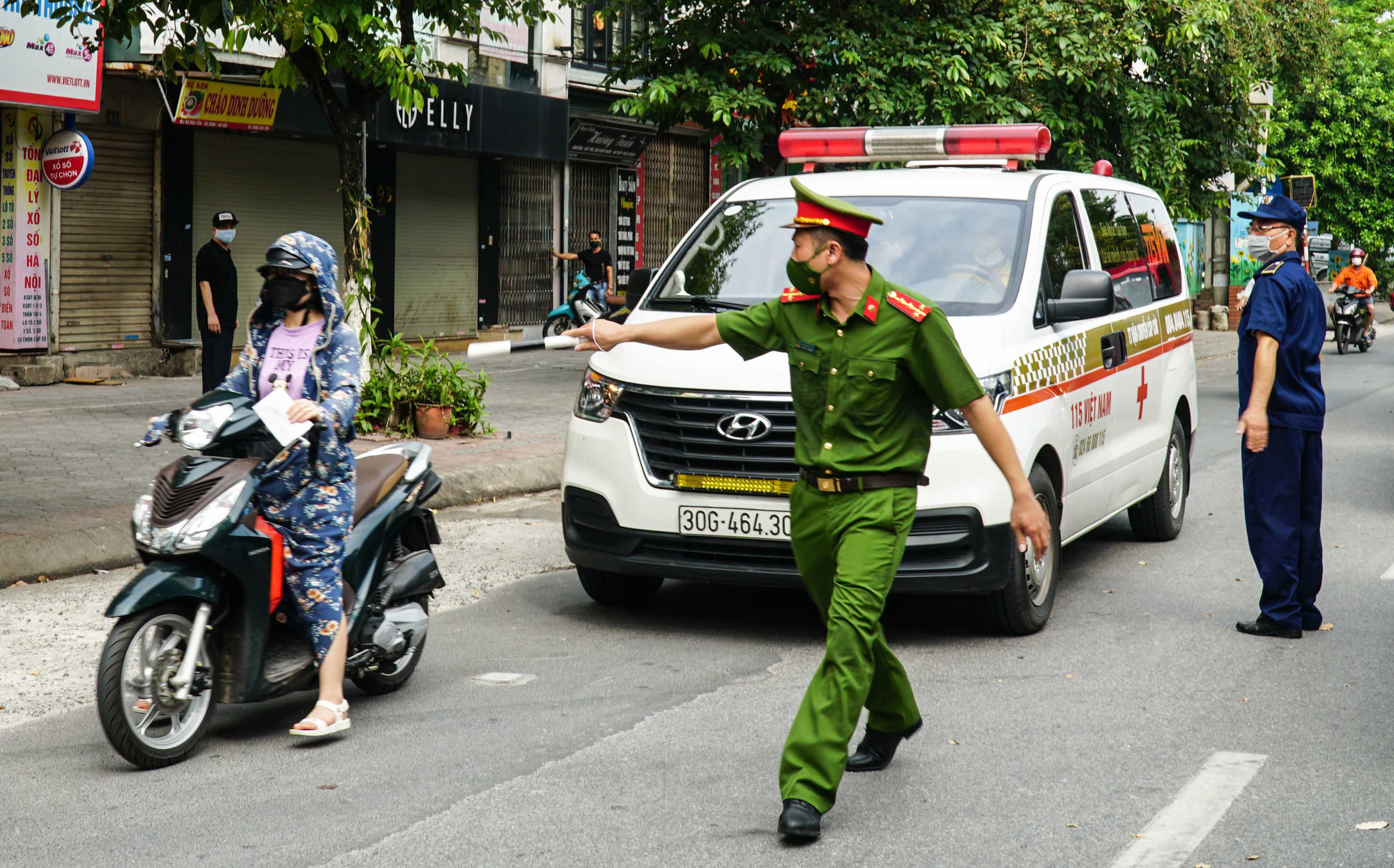 Hai c&ocirc; g&aacute;i bị phạt 4 triệu đồng v&igrave; l&yacute; do ra ngo&agrave;i mua điện thoại - Ảnh 2.
