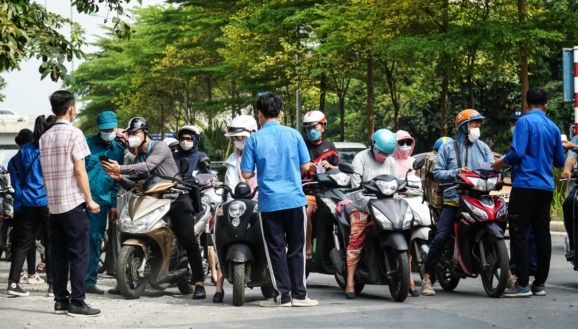 Hai c&ocirc; g&aacute;i bị phạt 4 triệu đồng v&igrave; l&yacute; do ra ngo&agrave;i mua điện thoại - Ảnh 5.