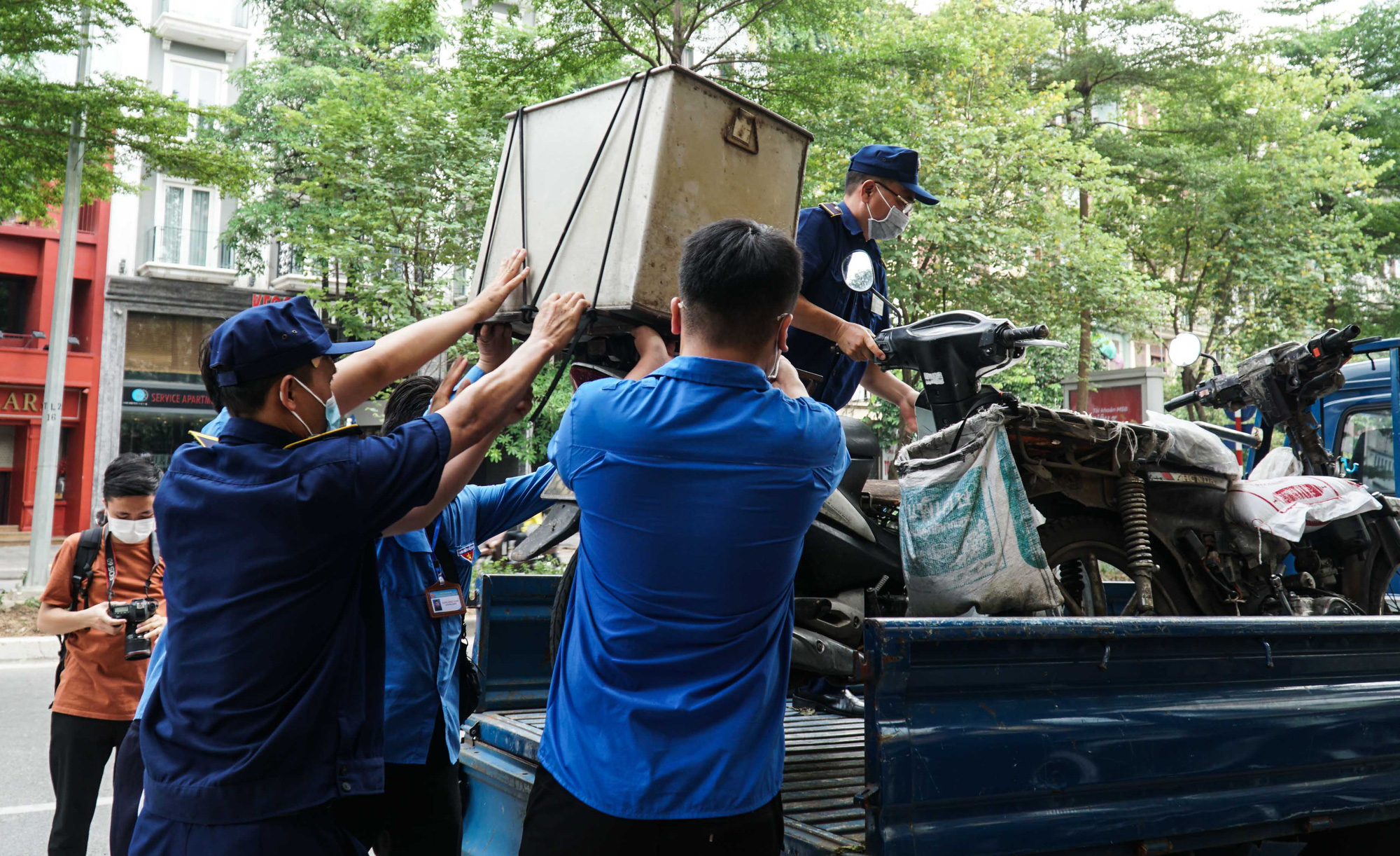 Hai c&ocirc; g&aacute;i bị phạt 4 triệu đồng v&igrave; l&yacute; do ra ngo&agrave;i mua điện thoại - Ảnh 11.