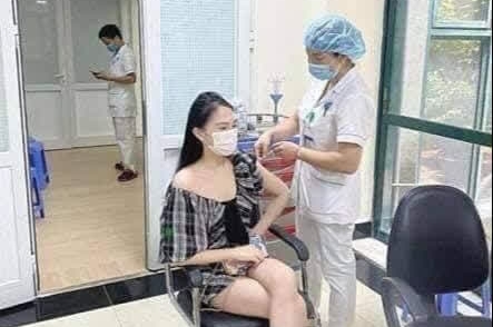 Hoa khôi khoe được tiêm vắc-xin Pfizer nhờ "ông ngoại" bị phạt 12,5 triệu đồng