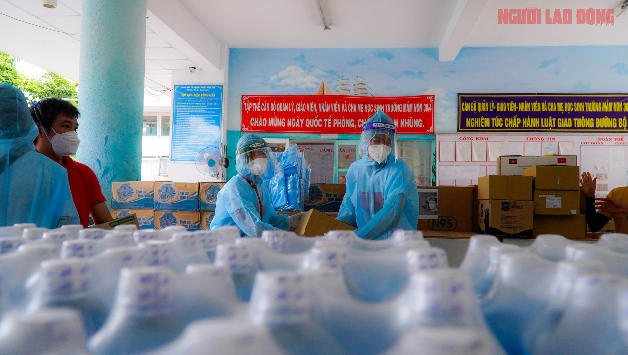 Tiếng cười rộn vang trong bệnh viện d&atilde; chiến - Ảnh 16.
