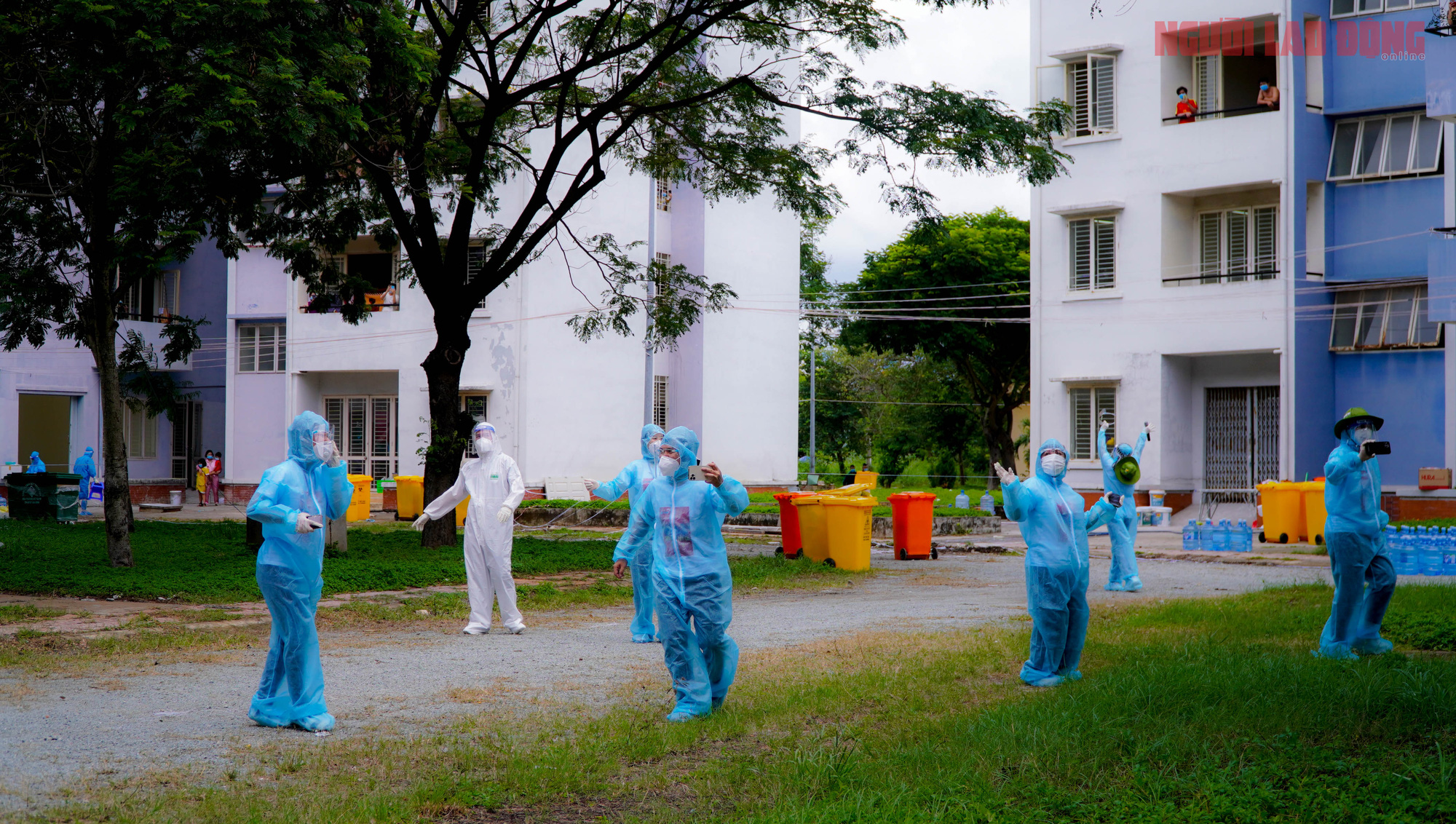 Tiếng cười rộn vang trong bệnh viện d&atilde; chiến - Ảnh 3.