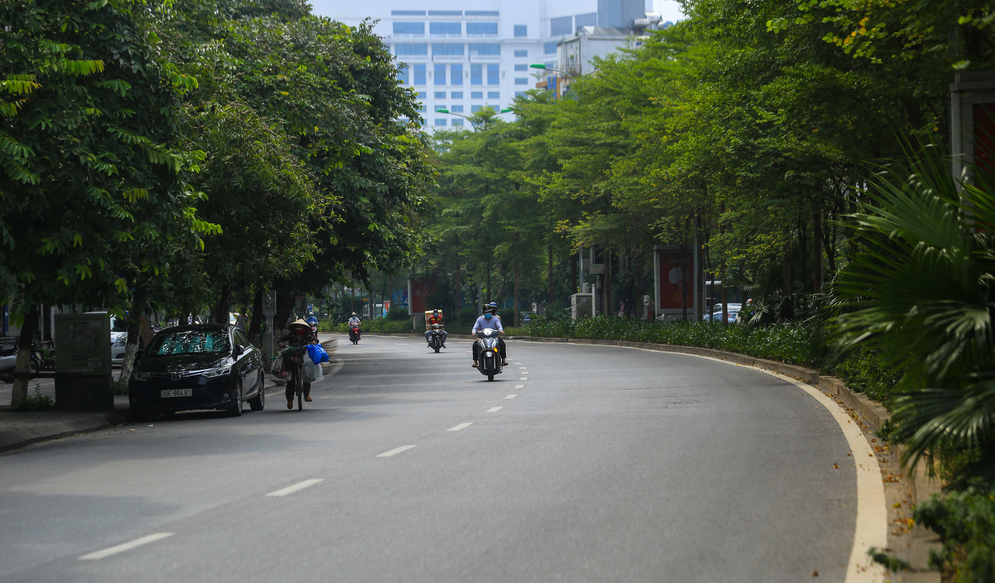 Hai c&ocirc; g&aacute;i bị phạt 4 triệu đồng v&igrave; l&yacute; do ra ngo&agrave;i mua điện thoại - Ảnh 13.