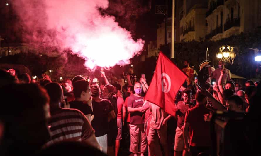 Tunisia hỗn loạn khi tổng thống tiến hành thanh trừng
