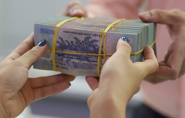 Dự báo rủi ro tăng, ngân hàng vẫn nới lỏng tiêu chuẩn tín dụng - Ảnh 1.