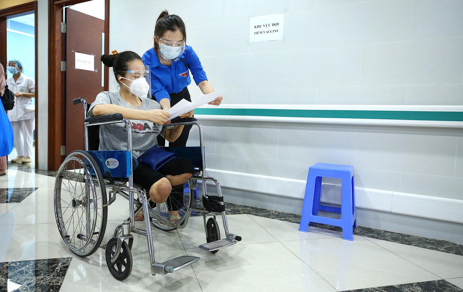 Tiêm vắc-xin Covid-19 cho hàng trăm người lao động khuyết tật - Ảnh 2.