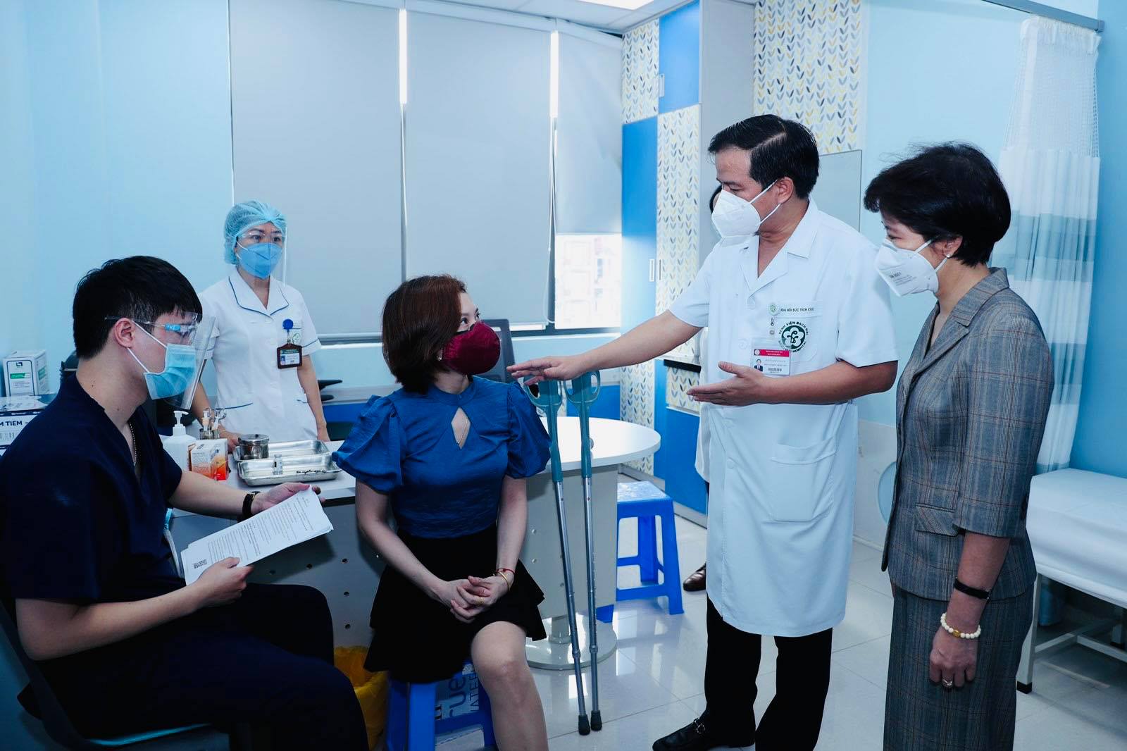 Tiêm vắc-xin Covid-19 cho hàng trăm người lao động khuyết tật - Ảnh 1.