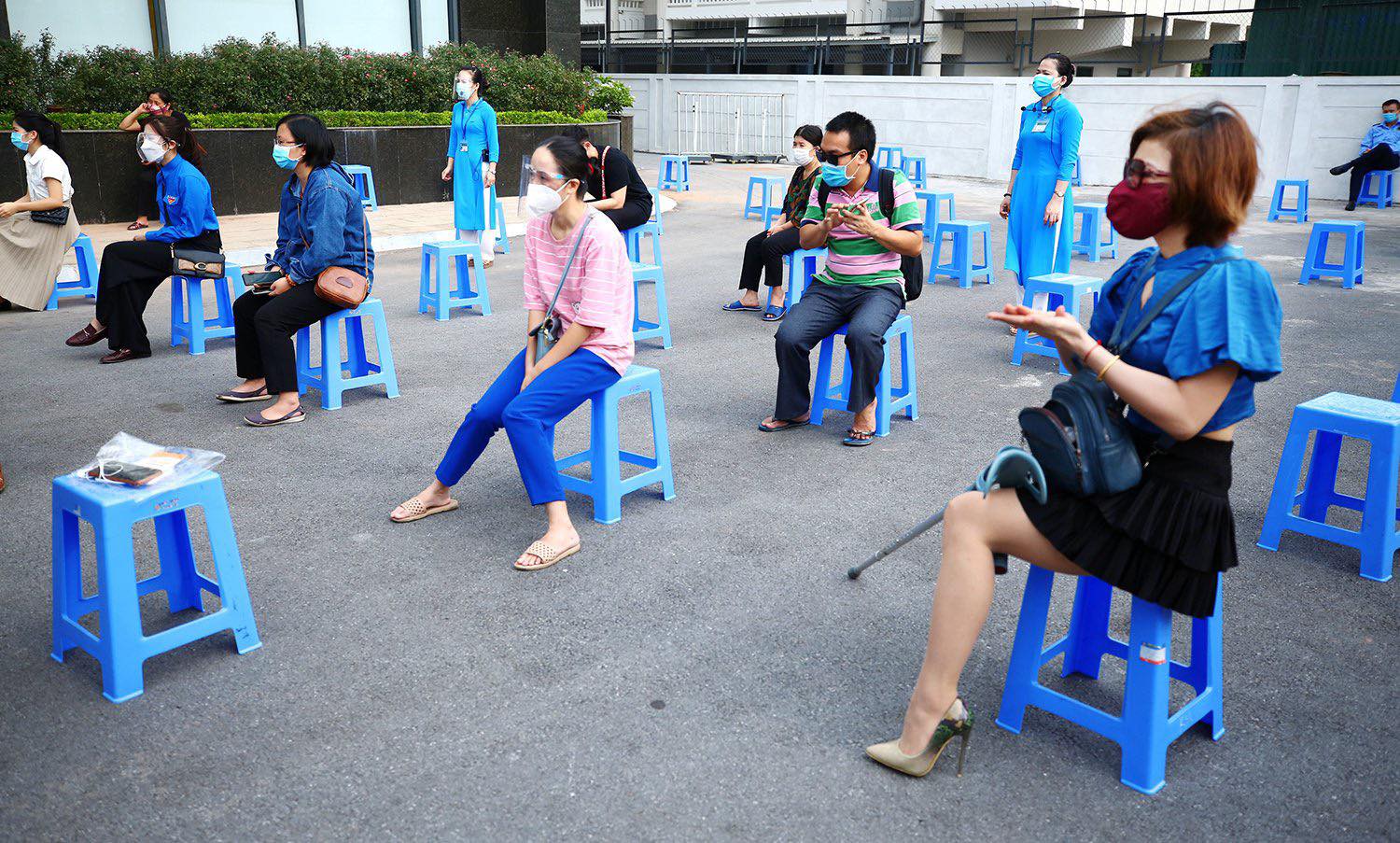 Tiêm vắc-xin Covid-19 cho hàng trăm người lao động khuyết tật - Ảnh 9.