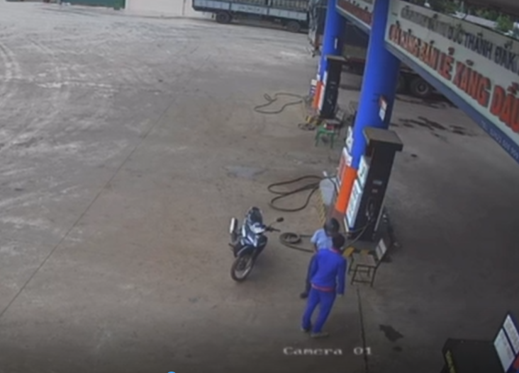 CLIP: Vì sao nguyên phó chủ tịch huyện và nhân viên cây xăng đánh nhau? - Ảnh 1.