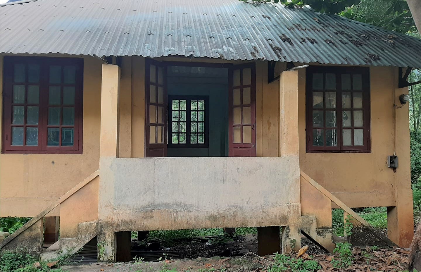 Làng học sinh ở huyện biên giới Thanh Hóa xuống cấp nghiêm trọng - Ảnh 3.