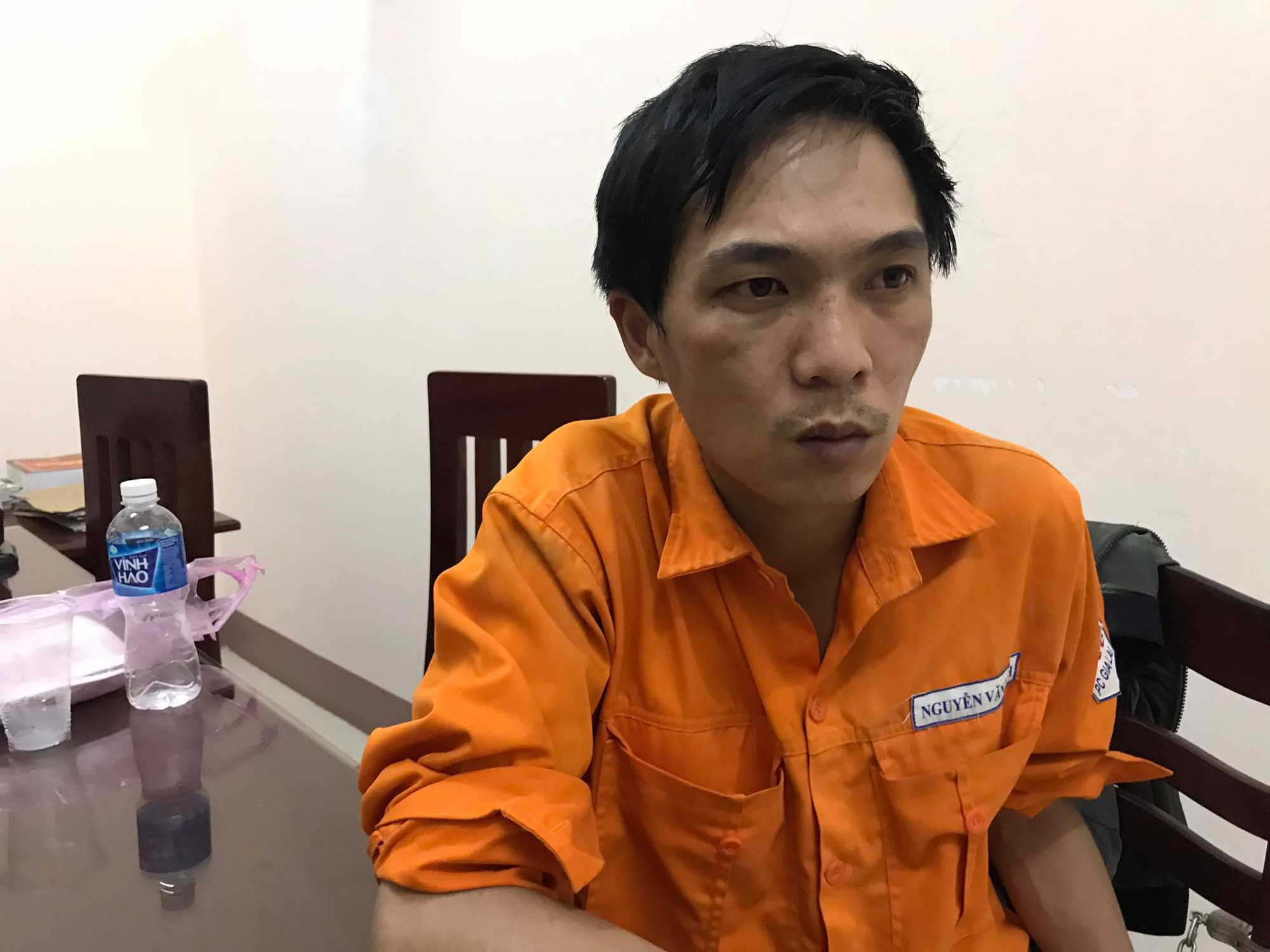 Giải cứu 2 bé gái bị cha đổ xăng lên người đòi đốt