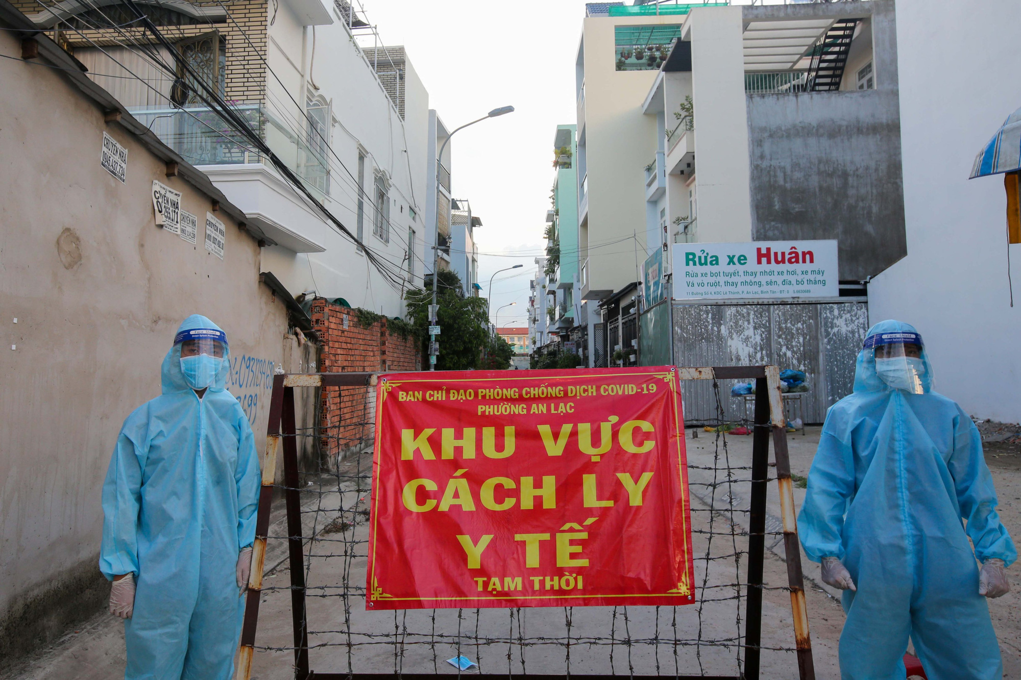 TP HCM: Lấy mẫu xét nghiệm theo nhóm đối tượng tại khu vực phong tỏa để tránh lây nhiễm chéo - Ảnh 1.