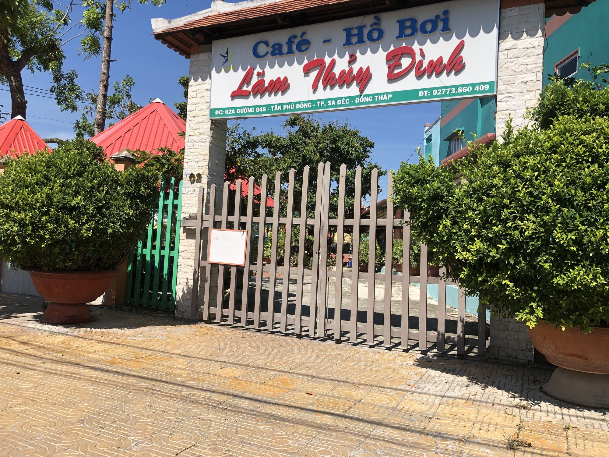 Ch&ugrave;m ảnh: L&agrave;ng hoa lớn nhất miền T&acirc;y những ng&agrave;y gi&atilde;n c&aacute;ch x&atilde; hội - Ảnh 8.