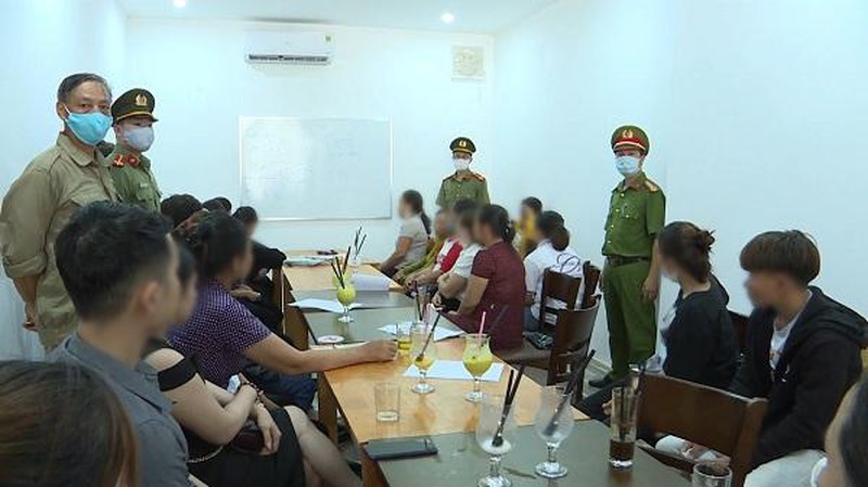 Quảng Bình: Cho tụ tập 40 người, chủ quán cà phê bị phạt 10 triệu đồng