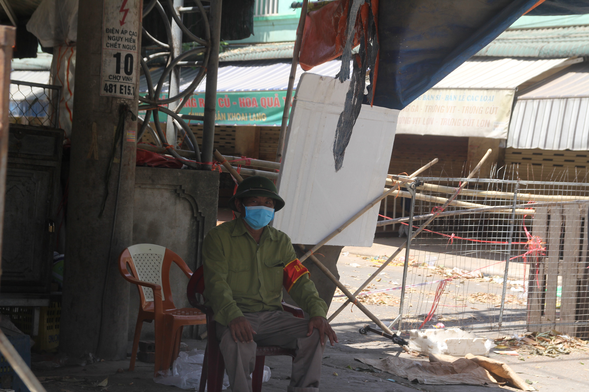 Cận cảnh khu chợ đầu mối &ldquo;hoang vắng&rdquo; khi li&ecirc;n quan 40 ca Covid-19 - Ảnh 7.