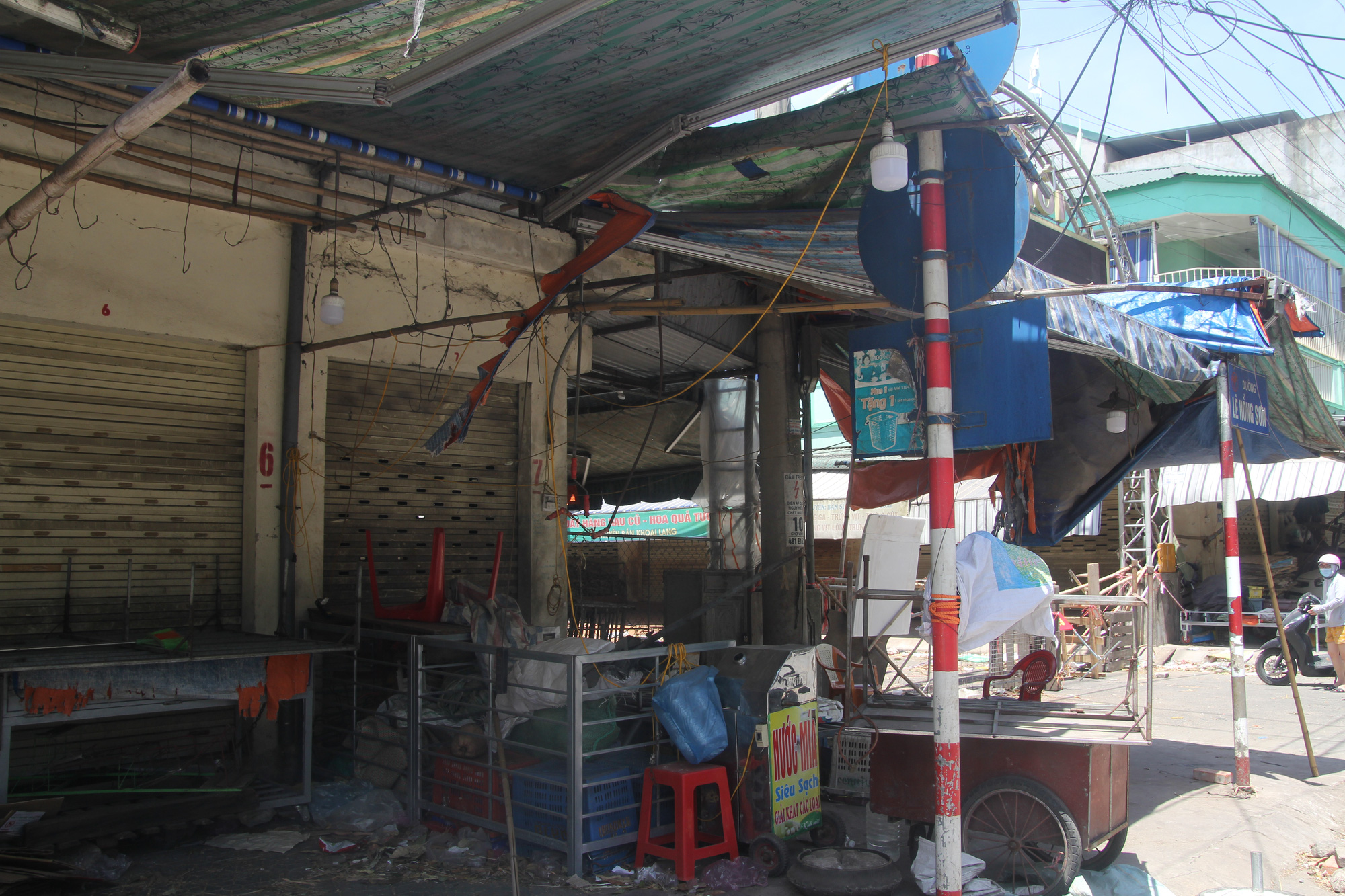 Cận cảnh khu chợ đầu mối &ldquo;hoang vắng&rdquo; khi li&ecirc;n quan 40 ca Covid-19 - Ảnh 5.