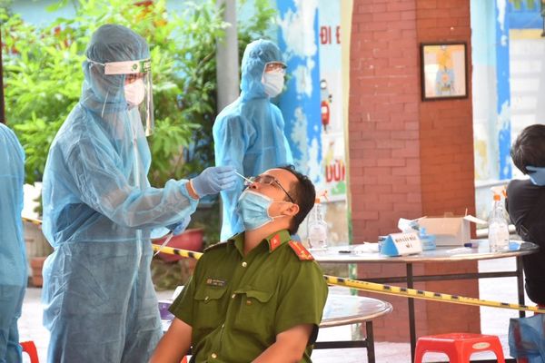 TP HCM: Hầu hết th&iacute; sinh thi tốt nghiệp THPT tham gia x&eacute;t nghiệm Covid-19 - Ảnh 2.
