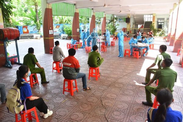 TP HCM: Hầu hết th&iacute; sinh thi tốt nghiệp THPT tham gia x&eacute;t nghiệm Covid-19 - Ảnh 6.