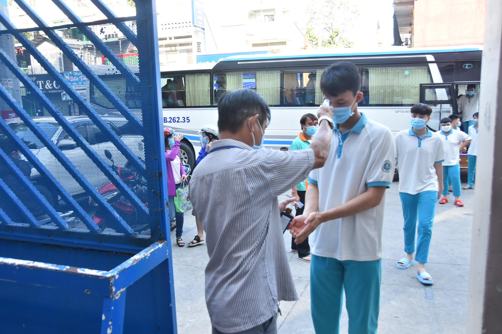 TP HCM l&ecirc;n kế hoạch hẹn phụ huynh đến trường nhận SGK - Ảnh 1.