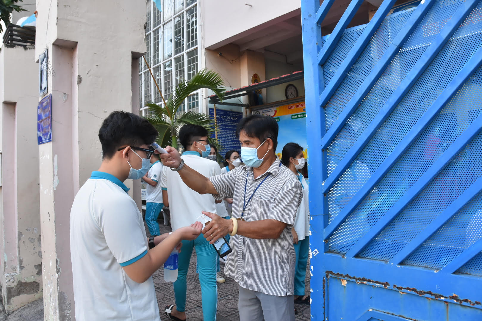 TP HCM: Đồng loạt xét nghiệm Covid-19 cho gần 120.000 cán bộ, giáo viê, thí sinh thi tốt nghiệp THPT - Ảnh 1.