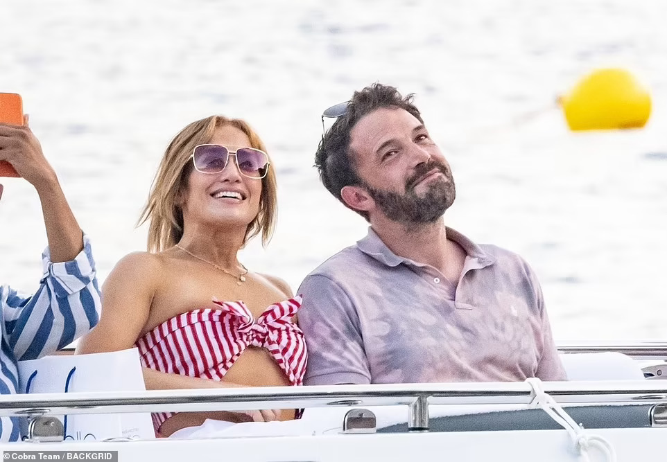 Jennifer Lopez và Ben Affleck “dính như sam” hậu tái hợp
