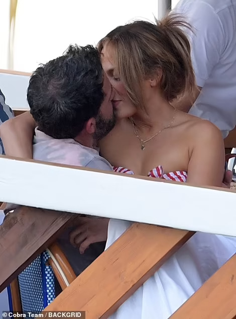Jennifer Lopez và Ben Affleck “dính như sam” hậu tái hợp - Ảnh 1.