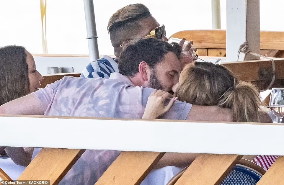 Jennifer Lopez và Ben Affleck “dính như sam” hậu tái hợp - Ảnh 2.