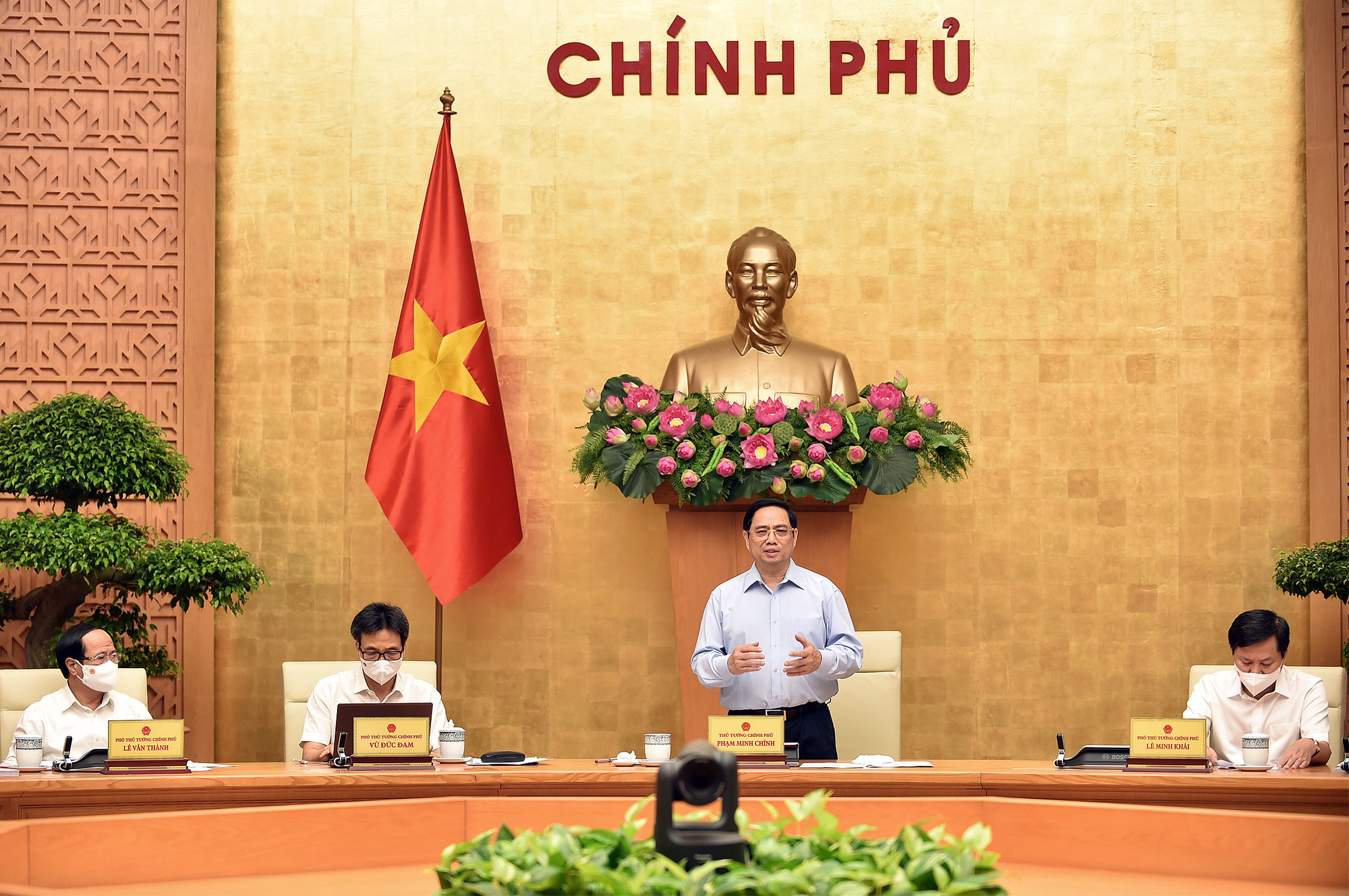 Thủ tướng: Thay đổi chính sách ưu tiên về vắc-xin, ưu tiên cho TP HCM