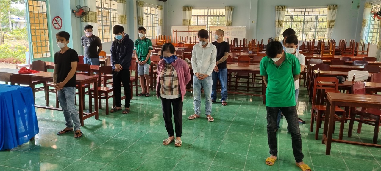 Bắt quả tang 11 đối tượng tụ tập “kiếm thu nhập” giữa lúc giãn cách