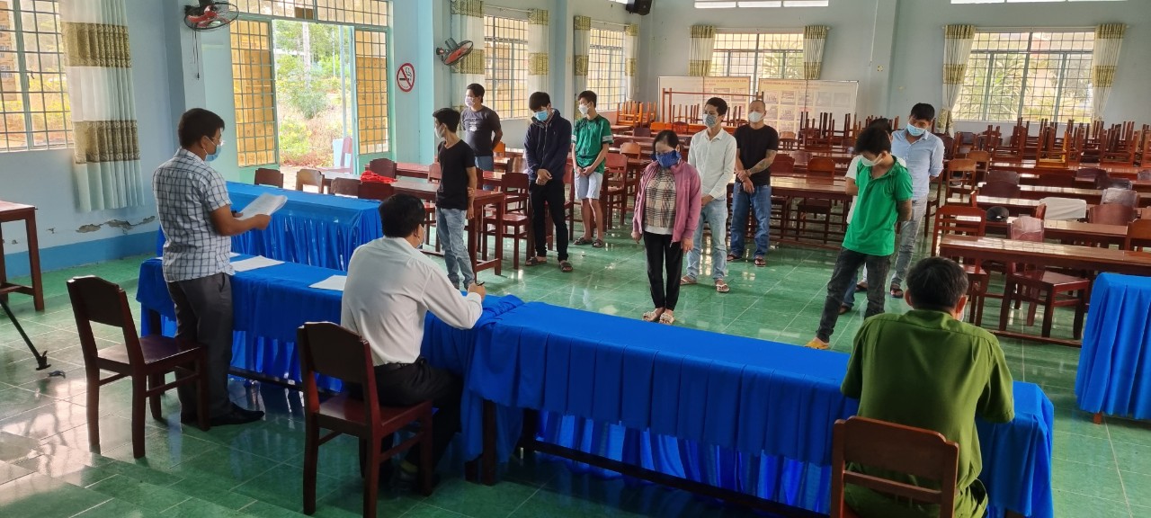 Bắt quả tang 11 đối tượng tụ tập &ldquo;kiếm thu nhập&rdquo; giữa l&uacute;c gi&atilde;n c&aacute;ch - Ảnh 2.