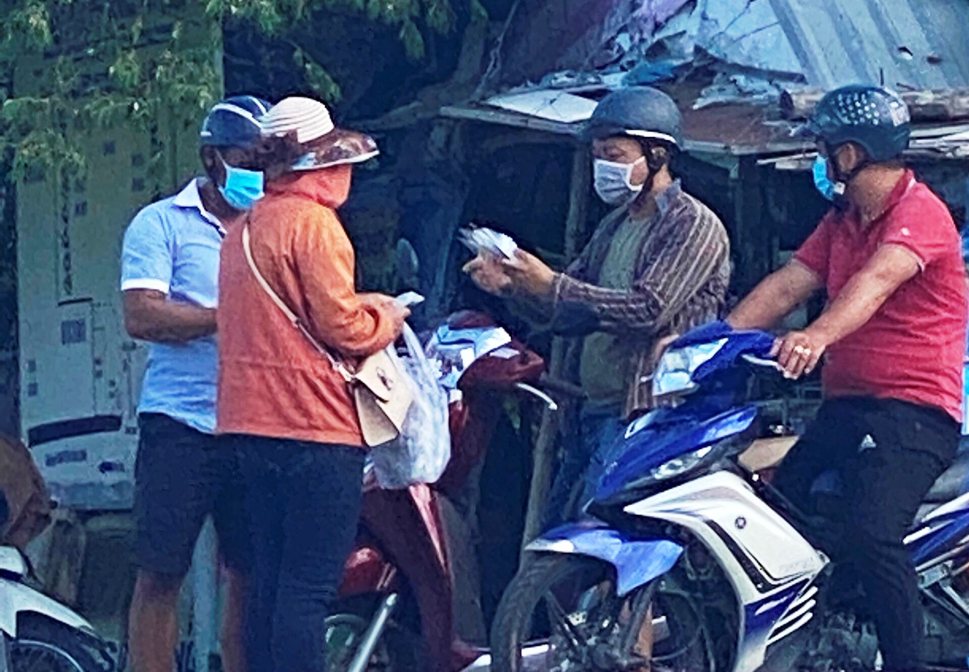Bắt quả tang 1 phụ nữ buôn bán trái phép bộ kit test nhanh Covid-19